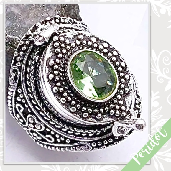 Peridot Eclectic Silver Artisan Poison Ring, Size 7 (Mint Green) - Picture 2 of 3